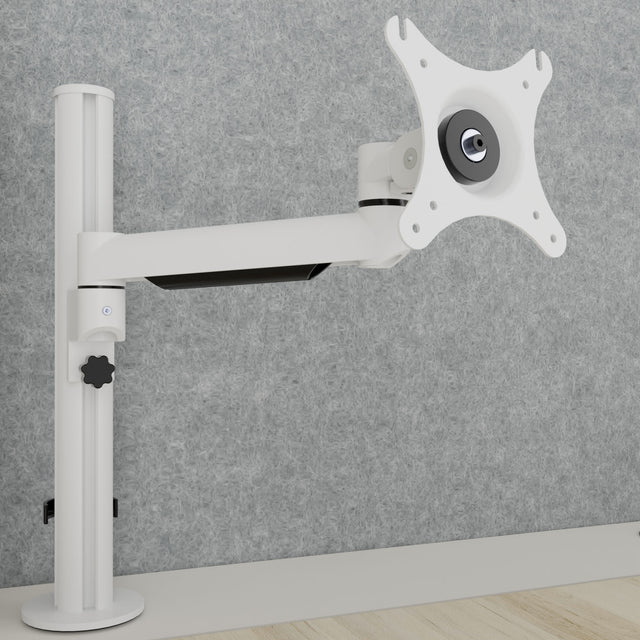 en vit monitorat monterad i skåpet Level från From Furniture